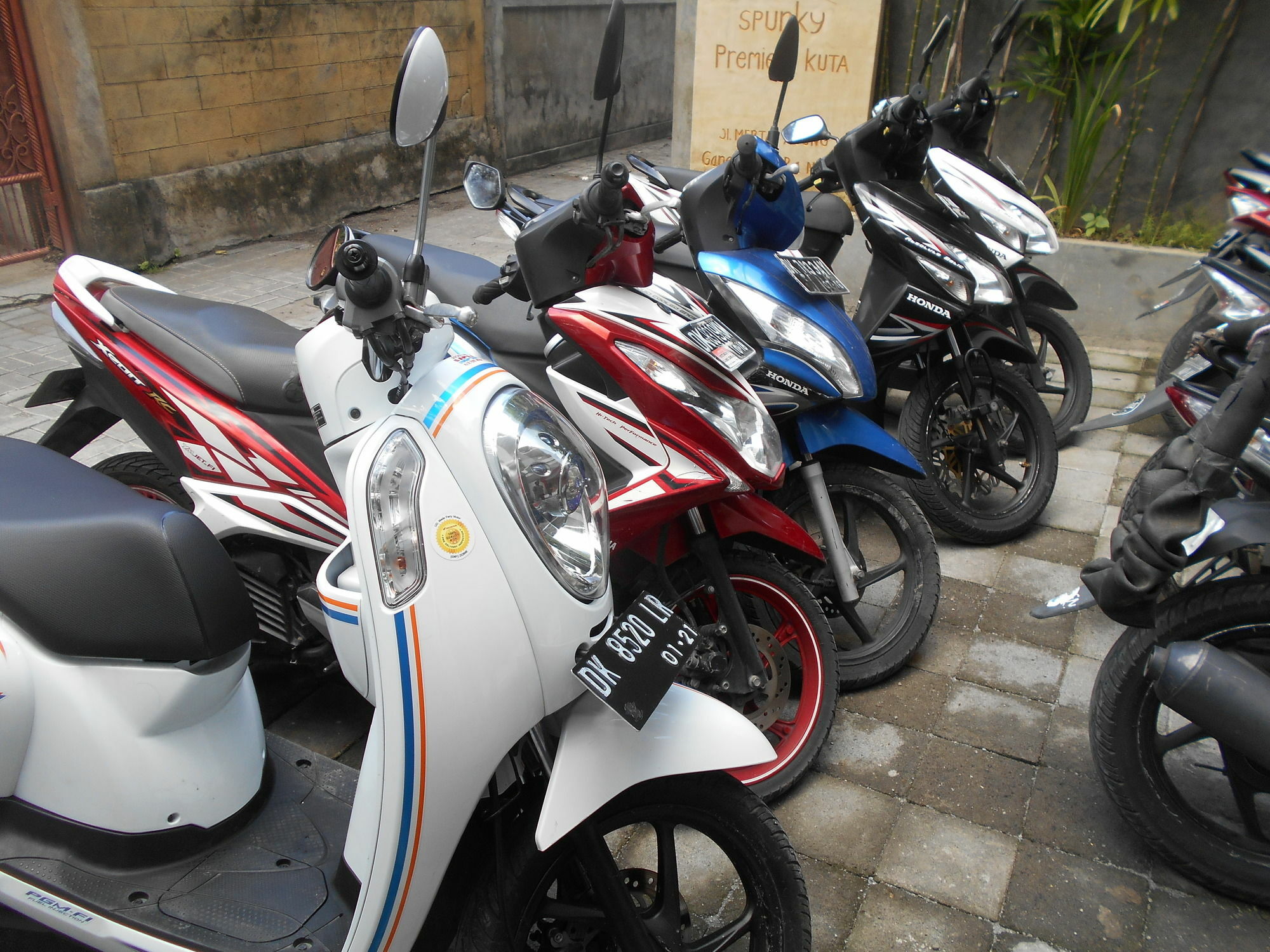 Reddoorz At Kerobokan Seminyak 2 Kültér fotó
